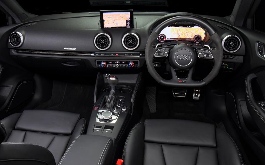Торпедо Audi RS3 Sportback (8V) 2017 года  (AU) (фото 21 из 40)